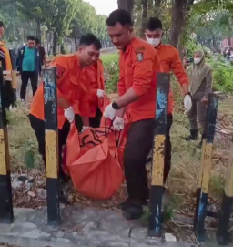 Petugas Gabungan Evakuasi Jenazah Pria Tertabrak Kereta di Jalan Ahmad Yani Surabaya