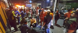 Kecelakaan Tragis di Jalan Dukuh Bulak Banteng, Petugas Gabungan Evakuasi Jenazah Remaja Bonceng Tiga