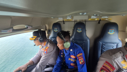 *Polda Jatim Gunakan Kapal Patroli Polairud dan Helikopter Cari Korban Kapal Tenggelam di Selat Bali*