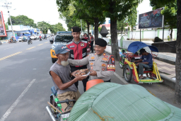 *Patroli Humanis, Polres Situbondo Berbagi Nasi Kotak kepada Warga dan Pelajar*