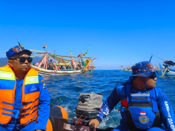 *Polres Situbondo Terjunkan Personel Amankan Tradisi Petik Laut dan Selamatan Desa Kilensari*