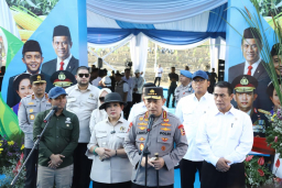 Menhut Serahkan SK Perhutanan Sosial Kepada Kelompok Tani