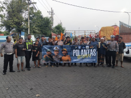 *Jelang Operasi Patuh 2025, Satlantas Polres Pelabuhan Tanjung Perak Ajak Sopir Truk Ngopi Bareng Tekankan Kesadaran Kol