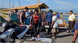 Polri Untuk Masyarakat : Polres Situbondo Patroli Di Pelabuhan Jangkar Bantu Di Pelabuhan Penumpang Kapal