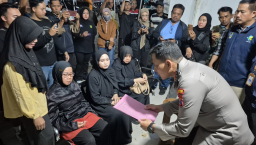*Kapolresta Banyuwangi Serahkan Korban KMP Tunu Pratama Jaya Asal Malaysia kepada Keluarga untuk Dimakamkan*