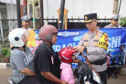 *Hari Pertama Operasi Patuh Semeru 2025 Polres Trenggalek Bagi - bagi Helm Gratis*