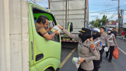 *Polresta Banyuwangi Berbagi Mamiri Kepada Pengguna Jalan yang Terjebak Kepadatan Pelabuhan Ketapang*