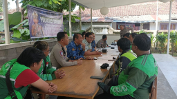 *Polantas Menyapa : Polres Bondowoso Beri Edukasi Komunitas Ojol di Operasi Patuh Semeru 2025*