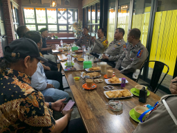 Polres Pelabuhan Tanjung Perak Ajak Komunitas Forum Komunitas Pelabuhan Roro Jadi Pelopor Tertib Berlalu Lintas