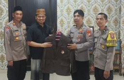 Silaturahmi dan Sinergi: Polres Tanjung Perak Serahkan Jas Dai Kamtibmas di Ponpes Tarbiatul Ulum