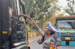 *Polantas Berbagi Nasi Kotak untuk Pengendara Terjebak Macet di Hutan Baluran, Sopir Truk : Polisi Situbondo Luar Biasa*