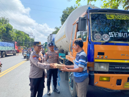 *Polisi Peduli : Polresta Banyuwangi Berbagi Nasi Kotak untuk Sopir Truk di Jalur Pelabuhan Ketapang*