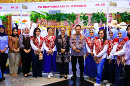 Kapolri Tinjau Bazar Kreasi Bhayangkari Nusantara 2025, Dorong Pertumbuhan UMKM