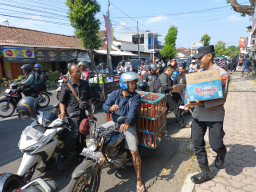 Polisi Peduli Polres Bondowoso Berbagi Air Minum kepada Warga yang Antri di SPBU