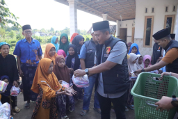 *Ziarah ke Makam Pahlawan Nasional dan Beri Bantuan Guru Ngaji Warnai Hari Juang Polri di Situbondo*