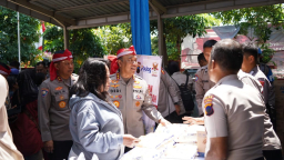 *Wakapolri Beri Perhatian Khusus Kepada Biarawati dan Lansia Saat Bakti Sosial di Polsek Genuk*
