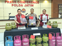Polda Jatim Ungkap Penyalahgunaan LPG Subsidi di Malang, Tersangka Raup Untung Rp160 Juta Diamankan*