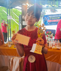 Penyanyi Cilik Alynn Mahil Asal Mojokerto Tunjukkan Bakat Emas, Raih Juara 1 Lomba Karaoke di Sidorejo Krian