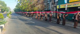 SMK Negeri 8 Surabaya Sambut HUT RI ke-80 dengan Pengibaran Bendera Merah Putih Sepanjang 1,5