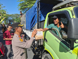 Dukung Bhayangkari Peduli, Kapolres Sampang Bagikan Makanan Siap Saji Kepada Masyarakat