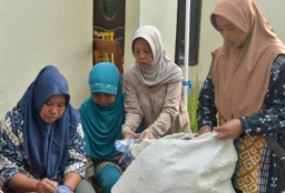 Ibu Rumah Tangga Rangkah Bangkit Lewat Kampung Jahit Kabaya Rangka