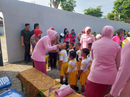 Pengurus Yayasan Kemala Bhayangkari Cabang Nganjuk Gelar Pemberian Vitamin A untuk Siswa TK Kemala Bhayangkari 50.