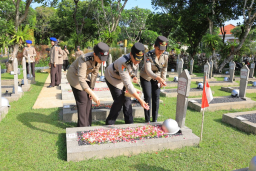 Polwan Polres Nganjuk Ziarah ke TMP Yudha Pralaya Peringati Hari Jadi ke-77
