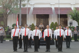 Kapolrestabes Surabaya Memberikan Penghargaan Tim Ungkap Curanmor yang Tewaskan Gadis Remaja