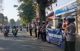 Merah Putih di Jalanan Jember: Polisi Ajak Warga Sambut HUT RI ke - 80 Gelorakan Semangat Nasionalisme