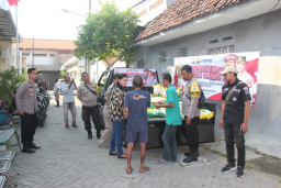 Polsek Genteng Salurkan 1 Ton Beras Murah untuk Warga, Wujud Kepedulian Polrestabes Surabaya