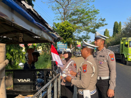 Ribuan Bendera Merah Putih Dibagikan oleh Polres Probolinggo untuk Warga, Bangkitkan Semangat Kemerdekaan RI ke - 80…..…