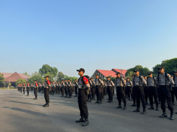 Serasa di Akademi Internasional, Komando 'Roll Call Begin!' Menggema di Apel Siswa Bintara SPN Polda Jatim