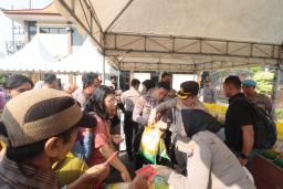 Gelar Bazar, Polres Blitar Dukung Gerakan Pangan Murah, Salurkan Beras SPHP untuk Masyarakat