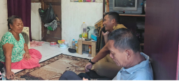 Lurah Rangkah Tunjukkan Kepedulian, Kunjungi Warga Korban Terjatuh Akibat Lumpur Bekas Galian U-Ditch
