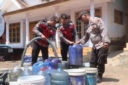 Polsi Peduli : Polres Probolinggo Gandeng BPBD Distribusikan Air Bersih untuk Warga Tiris