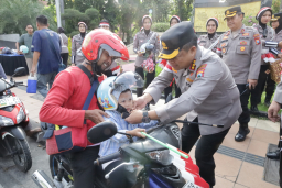 Polres Gresik Bagikan Bendera dan Pin Merah Putih di Jalan Tanamkan Semangat Kemerdekaan