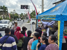Kolaborasi Polisi dan Bulog Gelontorkan 108 Ton Beras Murah di Banyuwangi