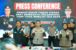 Polres Ponorogo Ungkap produksi Obat Ilegal, Ribuan Botol Diamankan