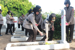 Polwan Polres Nganjuk Ziarah ke TMP Yudha Pralaya Peringati Hari Jadi ke-77