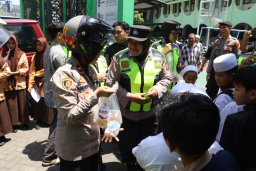 Polwan Polres Pelabuhan Tanjung Perak Gelar Patroli Harkamtibmas dan Jum’at Berkah Rayakan HUT ke-77