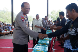 Kapolda Jatim Serahkan Bantuan Sembako untuk Nelayan Pacitan di Hari Lalu Lintas Bhayangkara ke-70