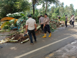 Polisi Bersama BPBD Tangani 2.228 Jiwa Terdampak Banjir di Malang Selatan
