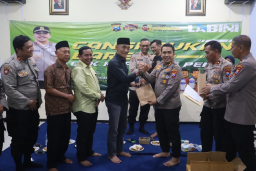 Cegah Curanmor, Kapolres Pelabuhan Tanjung Perak Bagikan Kunci Ganda ke Warga Morokrembangan