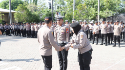Kapolres Nganjuk Apresiasi Anggota Berprestasi dengan Hadiah Umroh