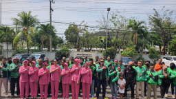 Bhayangkari Tuban Gelar Aksi Sosial, Bagikan 200 Nasi Kotak untuk Tukang Becak dan Ojol