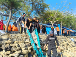 Polres Pelabuhan Tanjung Perak Gelar Aksi Bersih Pantai Tambak Wedi di Momen World Cleanup Day 2025