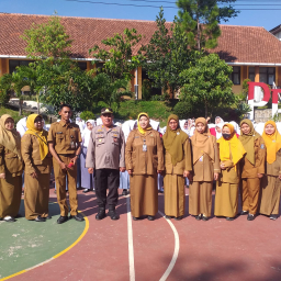 Kapolsek Prigen, AKP Hartono, S.Pd., bertindak sebagai Komandan Upacara bendera di SMKN 1 Prigen