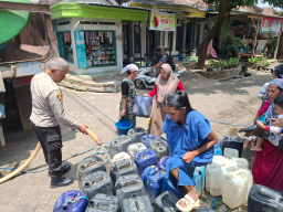 Warga Jatisari Terima Bantuan Air Bersih dari Polsek Lumbang dan PT Waskita