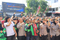 *Doa Bersama Kapolrestabes Surabaya dan 500 Ojek Online: Harmoni untuk Alm Affan Kurniawan*