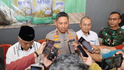 *Polres Malang Gelontor 43 Ton Beras SPHP Ratusan Warga Sambut Gembira*